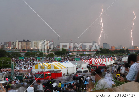 雷で中止となった足立の花火:2024年(荒川土手:東京都足立区) 雷で中止となった足立の花火:2024年(荒川土手:東京都足立区) 133927417