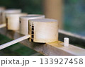 神社の静寂：水と柄杓 133927458