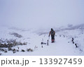 極寒の挑戦：厳冬期のトレッキング 133927459