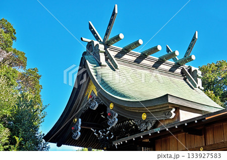 平塚市　田村八坂神社の屋根（冬、十二月） 133927583