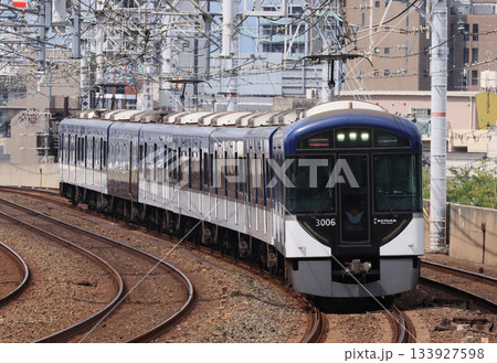 西三荘駅付近を走る京阪3000系電車 133927598
