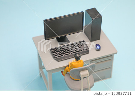 パソコンを操作する男性 133927711