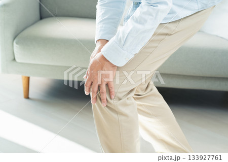 膝が痛むシニア男性 膝が痛むシニア男性 133927761