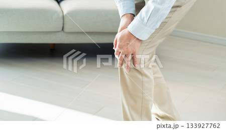膝が痛むシニア男性 膝が痛むシニア男性 133927762