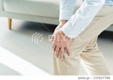 膝が痛むシニア男性 133927766