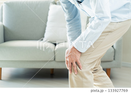 膝が痛むシニア男性 133927769