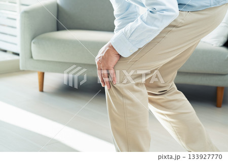 膝が痛むシニア男性 133927770