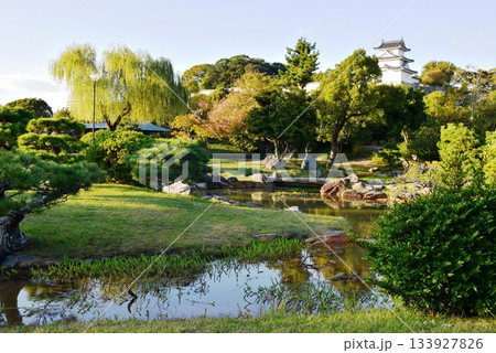 兵庫県　明石城（明石公園）の庭園と巽櫓（たつみやぐら）と散策路 133927826