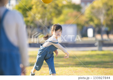 公園でボールを投げをして遊ぶ元気な女の子 公園でボールを投げをして遊ぶ元気な女の子 133927844