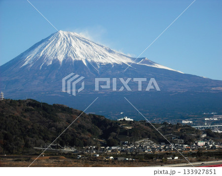 冬晴れと冠雪の富士 133927851