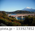 川にかかる朱色の橋と富士山 133927852