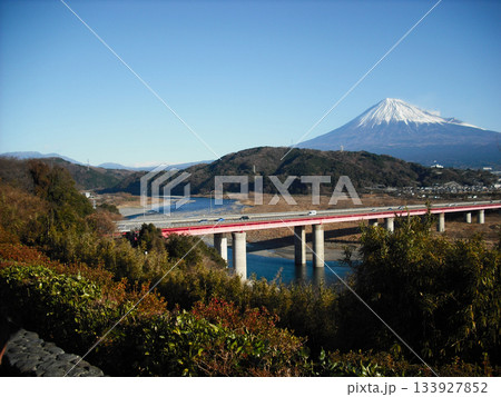 川にかかる朱色の橋と富士山 川にかかる朱色の橋と富士山 133927852