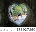ハート窓から見る庭の木々 133927860