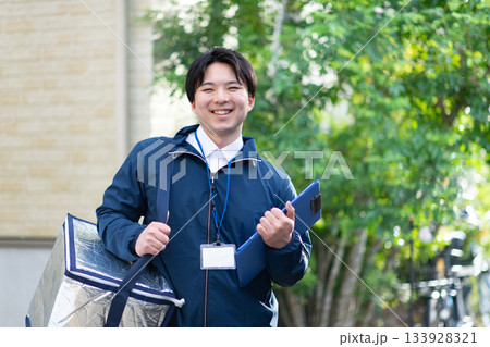 配達員の男性 133928321