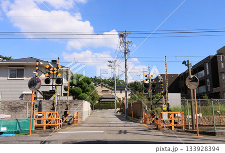 西宮市　甲陽線の学校前踏切　 133928394