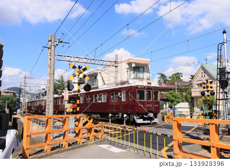 阪急甲陽線　夙川駅に到着する6000系電車 133928396