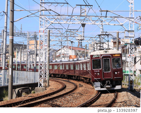阪急宝塚線　服部天神駅付近を走る7000系電車 133928397