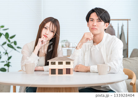 マイホームの計画をする若い夫婦(相談会・ハウスメーカー・家づくり) マイホームの計画をする若い夫婦(相談会・ハウスメーカー・家づくり) 133928404