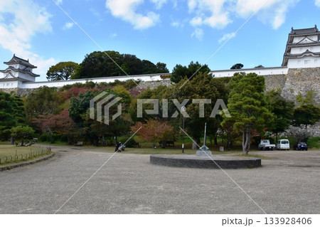 兵庫県 明石城(明石公園)の巽櫓(たつみやぐら)と坤櫓(ひつじさるやぐら)と散策路 兵庫県 明石城(明石公園)の巽櫓(たつみやぐら)と坤櫓(ひつじさるやぐら)と散策路 133928406