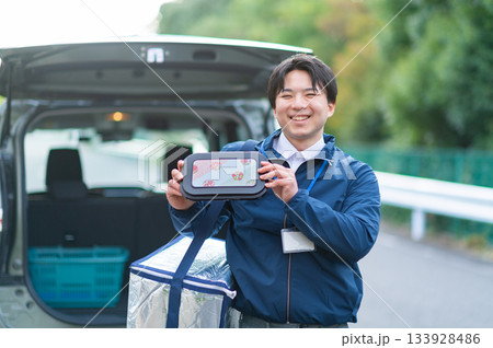 宅食弁当の配達員 133928486