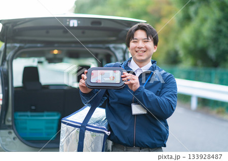 宅食弁当の配達員 133928487