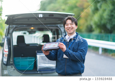 宅食弁当の配達員 133928488