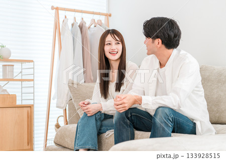 家のリビングでソファーに座る若いアジア人夫婦,カップル 家のリビングでソファーに座る若いアジア人夫婦,カップル 133928515
