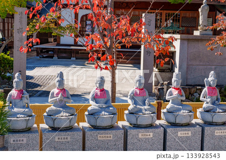 神戸・紅葉の須磨寺の石仏 133928543