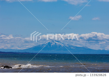 日本海越しに観える岩木山(中泊町) 日本海越しに観える岩木山(中泊町) 133928626