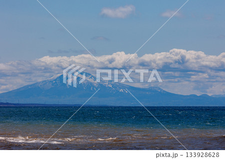 日本海越しに観える岩木山（中泊町） 133928628