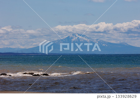 日本海越しに観える岩木山（中泊町） 133928629
