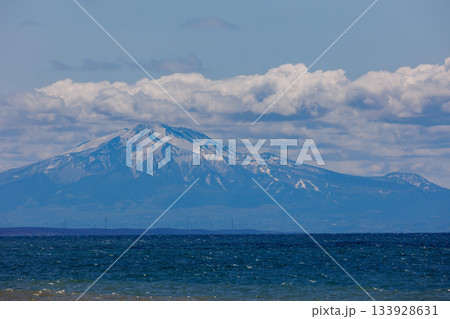 日本海越しに観える岩木山(中泊町) 日本海越しに観える岩木山(中泊町) 133928631