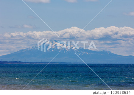 日本海越しに観える岩木山（中泊町） 133928634