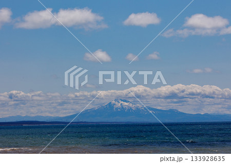 日本海越しに観える岩木山（中泊町） 133928635