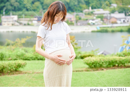 妊婦　女性　公園　自然 133928911