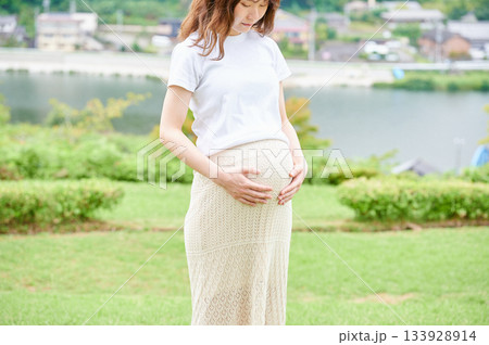 妊婦 女性 公園 自然 妊婦 女性 公園 自然 133928914
