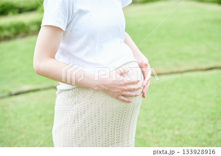 妊婦 女性 公園 自然 妊婦 女性 公園 自然 133928916