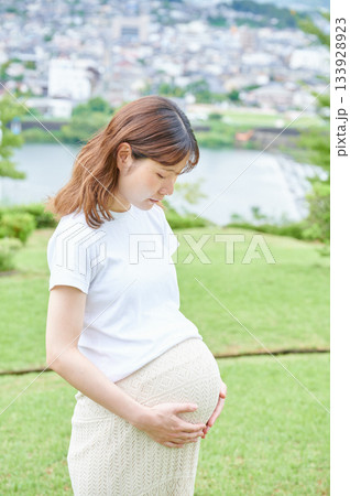 妊婦　女性　公園　自然 133928923