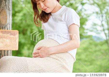 妊婦　女性　公園　自然 133928978