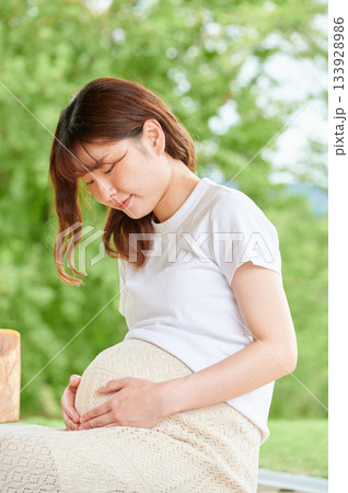 妊婦 女性 公園 自然 妊婦 女性 公園 自然 133928986