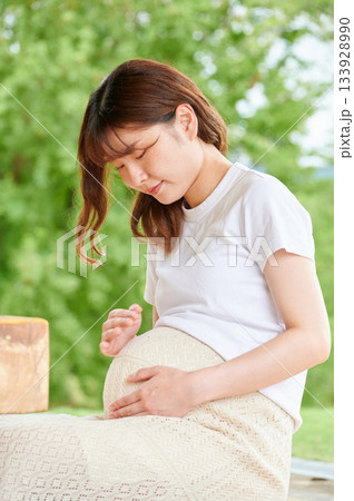 妊婦 女性 公園 自然 妊婦 女性 公園 自然 133928990
