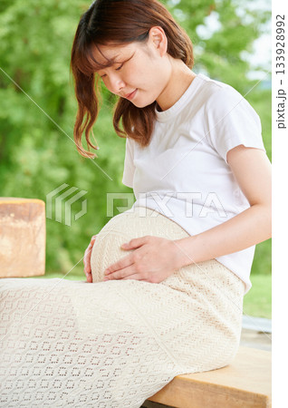 妊婦 女性 公園 自然 妊婦 女性 公園 自然 133928992