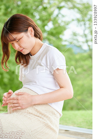 妊婦 女性 公園 自然 妊婦 女性 公園 自然 133928997