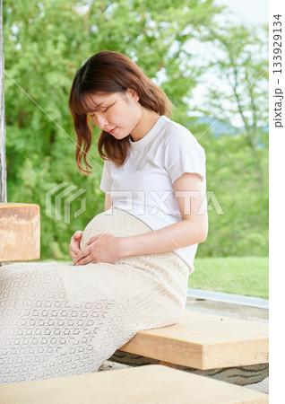 妊婦　女性　公園　自然 133929134