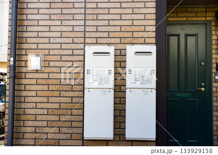 マンションの玄関 ガス給湯器 マンションの玄関 ガス給湯器 133929158