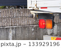 大型トラックの尾灯 133929196