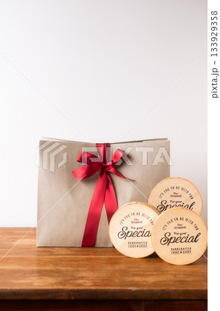 スイーツ用ボックスとリボンで結んで可愛くしたショッパー 133929358