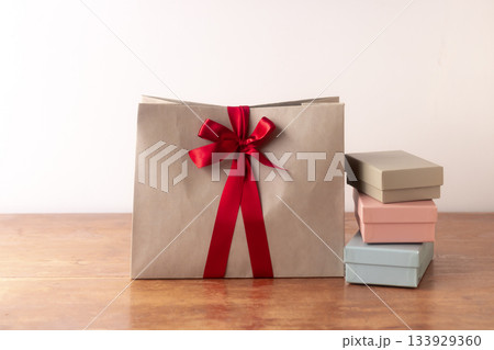 スイーツ用ボックスとリボンで結んで可愛くしたショッパー 133929360