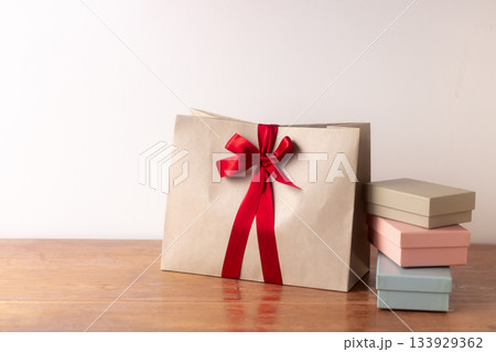 スイーツ用ボックスとリボンで結んで可愛くしたショッパー 133929362