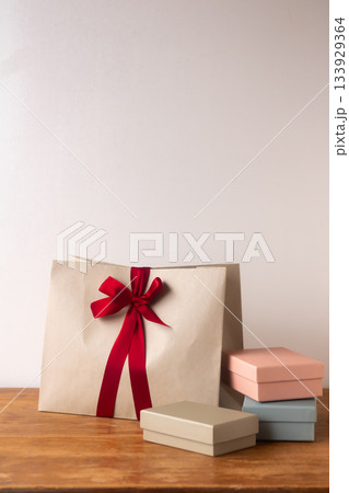 スイーツ用ボックスとリボンで結んで可愛くしたショッパー 133929364